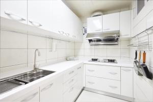 Kuchyň nebo kuchyňský kout v ubytování 谷香 Guxiang House 東區靜巷透天獨棟