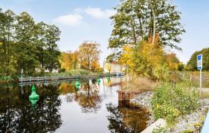 een rivier met groene bootjes op het water bij Haus Charlotte in Wandlitz