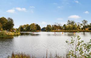 een meer met een aantal boeien in het water bij Haus Charlotte in Wandlitz