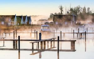 een waterlichaam met een steiger en een boot bij Haus Charlotte in Wandlitz +16 foto's