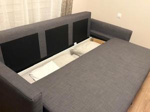 Appart F2 spacieux proche Paris في شمبلي: غرفة نوم بها سرير كبير مع إطار سرير رمادي