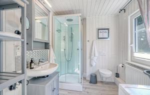 un bagno con lavandino, doccia e WC di Lavendel-Lodge a Wandlitz
