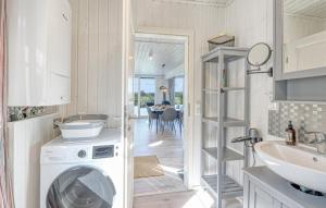 una cucina con lavatrice e lavandino di Lavendel-Lodge a Wandlitz