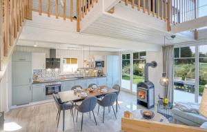 una cucina e un soggiorno con tavolo e piano cottura di Lavendel-Lodge a Wandlitz