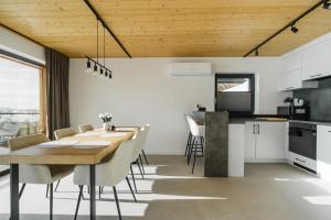 een keuken en eetkamer met een houten plafond bij Tatres Bachledówka in Czerwienne