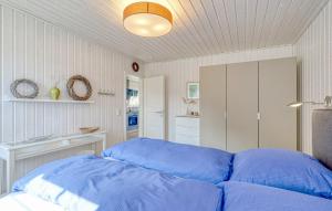 una camera da letto con un letto con cuscini blu di Lavendel-Lodge a Wandlitz Altre 7 foto