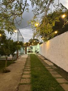 een stoep met verlichting aan de zijkant van een muur bij casa de campo em Aldeia PE in Recife +5 foto's