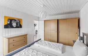 una camera da letto con un letto e un quadro sul muro di Sonnenblick a Wandlitz