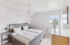 una camera da letto bianca con un letto e una finestra di Sonnenblick a Wandlitz