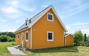 una piccola casa arancione con tetto a gambero di Sonnenblick a Wandlitz