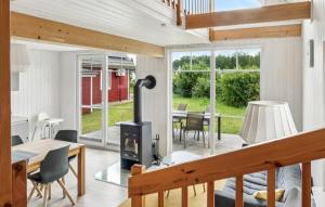 un soggiorno con stufa a legna e tavolo di Sonnenblick a Wandlitz