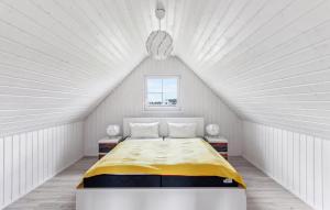 Camera bianca con letto in mansarda di Sonnenblick a Wandlitz Altre 13 foto