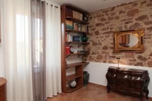 a room with a mirror and a table and a window at Assisi - Appartamento Maristella in Santa Maria degli Angeli