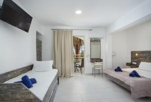 una camera d'albergo con due letti e una scrivania di Anika Studios Faliraki a Faliraki Altre 20 foto