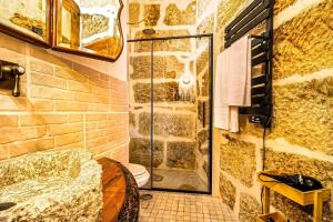 Un baño con ducha y WC. en Refúgio Rústico - Exclusivo, en Favaios 38 fotos más