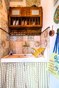 un dibujo de una cocina con fregadero en Refúgio Rústico - Exclusivo, en Favaios