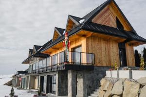 een huis met een zwart dak bij Tatres Bachledówka in Czerwienne