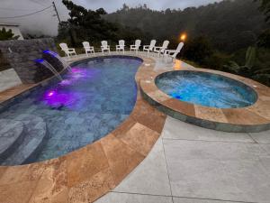 Bazén v ubytování Koumpí Glamping Lodge nebo v jeho okolí