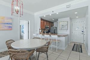 Kuchyň nebo kuchyňský kout v ubytování Spacious Three-Bedroom Beachside Condo With Gulf Views