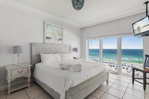 Postel nebo postele na pokoji v ubytování Spacious Three-Bedroom Beachside Condo With Gulf Views