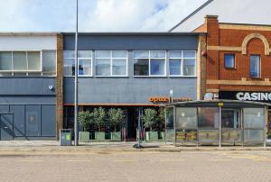 a building with a cafe in front of it at Marlowes Flat 3 in Hemel Hempstead