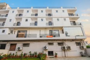 un gran edificio blanco con balcones y plantas en Via The Premium Villa, en Nueva Delhi 21 fotos más