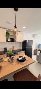 uma cozinha com uma mesa de madeira com copos de vinho em Vivo Costanera frente a la playa San José de Encarnación! Apartamento de 2 Habitaciones em Encarnación