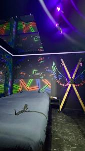 Ένα ή περισσότερα κρεβάτια σε δωμάτιο στο Love Room - fluo expérience