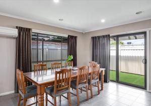 a dining room with a table and chairs at LUXURY 3-Bed Home Perfect for Families & Groups in Sebastopol