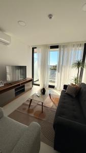 Un televizor și/sau centru de divertisment la Vivo Costanera frente a la playa San José de Encarnación! Apartamento de 2 Habitaciones