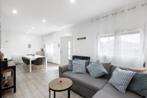 een woonkamer met een bank en een tafel bij Guesthouse dos Limites in Ponte de Anta