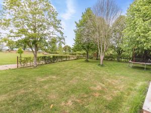 un patio con árboles y una valla en Willow Loft - Uk49479, en Bulmer