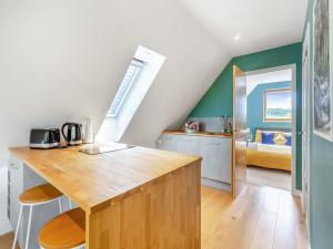 Una cocina con encimera de madera en una habitación. en Willow Loft - Uk49479, en Bulmer 4 fotos más