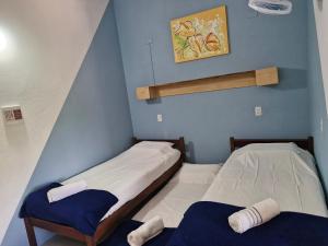 ボニートにあるSolar de Bonitoの青い壁の部屋にベッドが2つある