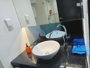 een badkamer met een wastafel, een toilet en een spiegel bij Orange Hotel Suzhou Emerald Plaza in Suzhou +27 foto's