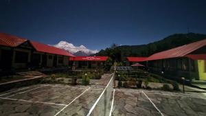 AstamにあるHotel mardi station and restaurentの山の建物前の駐車場 +11枚の写真