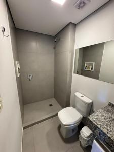 ein Badezimmer mit weißer Toilette und Dusche in der Unterkunft Soho 2 Dorm in Luque + 2 Fotos
