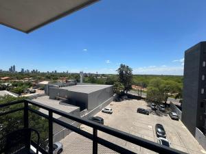 ein Balkon mit Blick auf einen Parkplatz in der Unterkunft Soho 2 Dorm in Luque