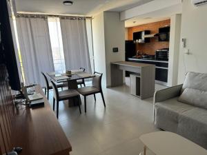 ein Wohnzimmer mit Tisch, Stühlen und Sofa in der Unterkunft Soho 2 Dorm in Luque