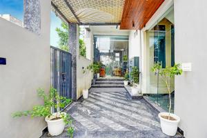 Aed väljaspool majutusasutust Hotel Ambiance Plaza Aerocity FREE Airport Drop