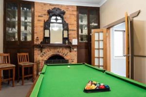 Бильярд в Deluxe Villa - Circa 1860s Homestead +11 фотографий