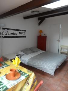 a bedroom with a twin bed and a table with a table sidx sidx at Studio Panier 1930 in Marseille