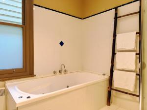 Ванная комната в Deluxe Villa - Circa 1860s Homestead