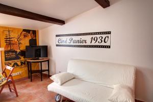 マルセイユにあるStudio Panier 1930のリビングルーム(白いソファ、壁に看板付)