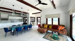 Η κουζίνα ή μικρή κουζίνα στο Luxury Seaview 6 Bedrooms with Infinity Pool Villa, private Gym, Superfast WIFI