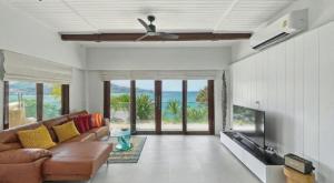 Μια τηλεόραση ή/και κέντρο ψυχαγωγίας στο Luxury Seaview 6 Bedrooms with Infinity Pool Villa, private Gym, Superfast WIFI