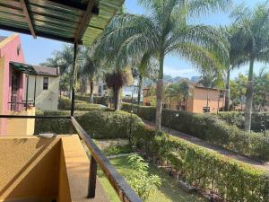 カンパラにあるMaison Princetonのヤシの木が茂る家のバルコニーからの眺め