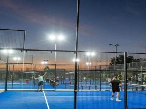 Tennis- og/eller squashfaciliteter på The Circle Luxury Self Catering Studios eller i nærheden