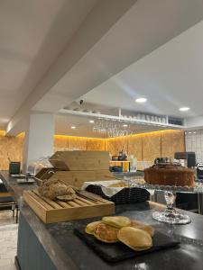 a kitchen with a counter with some bread on it at Alma Candida 12 in Ufe