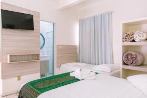 Hotel Dinamarca في باليريو كامبوريو: غرفة فندق بها سريران وتلفزيون بشاشة مسطحة